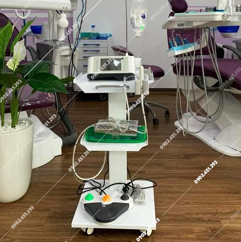 Xe đẩy nha khoa 3 tầng có ổ cắm điện và tay gài máy khoan implant